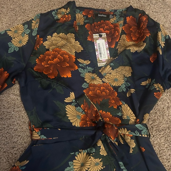 NWT GORGEOUS FALL DRESS boohoo Navy Blue Satin Floral Wrap tie Dress size 8 - Picture 7 of 8